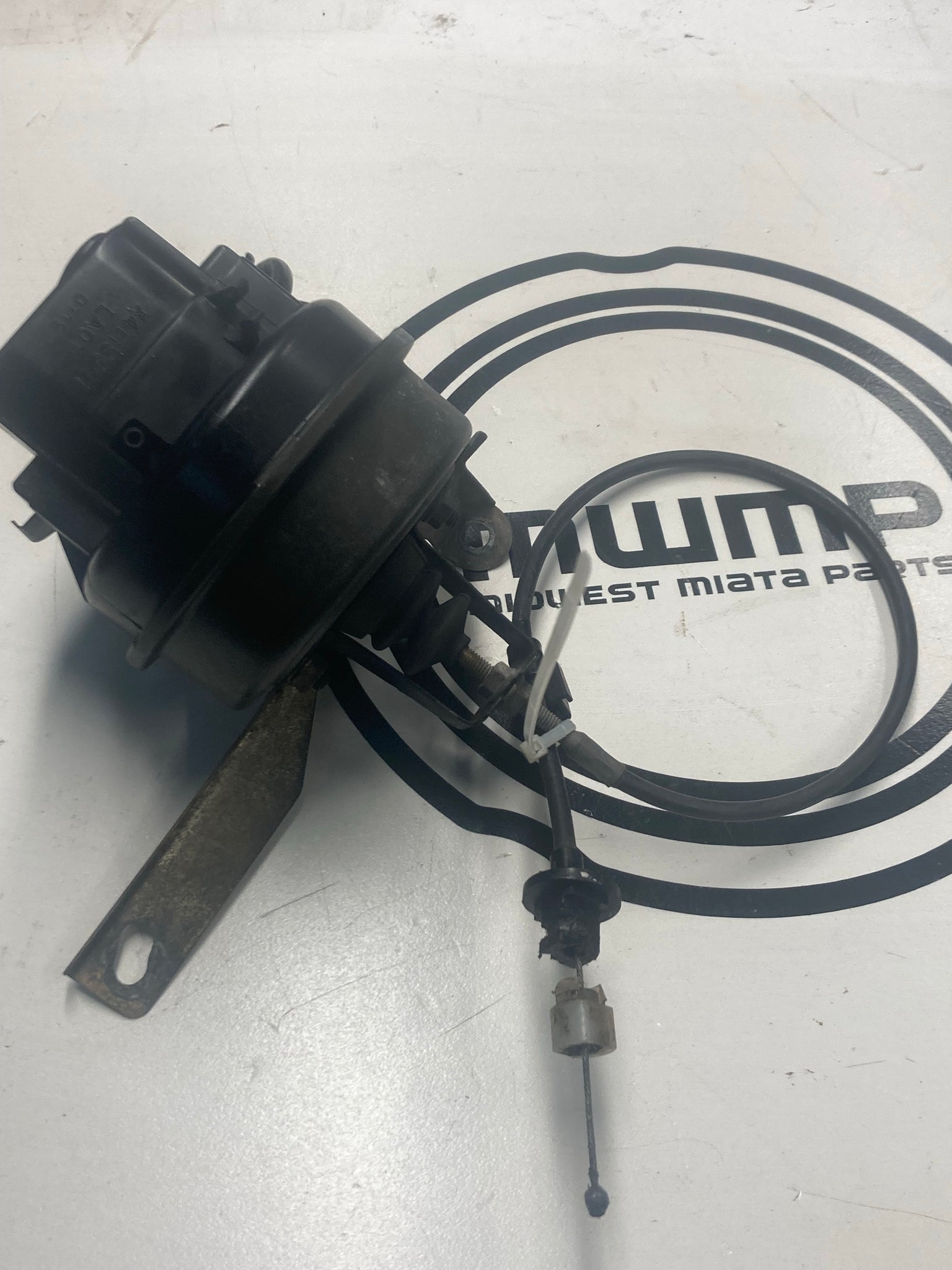 1990-1997 Mazda Miata Cruise Control Actuator 	LA01-66-310A